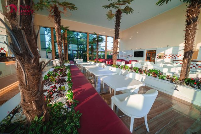 Perla Beach Luxury Hotel - Food and dining